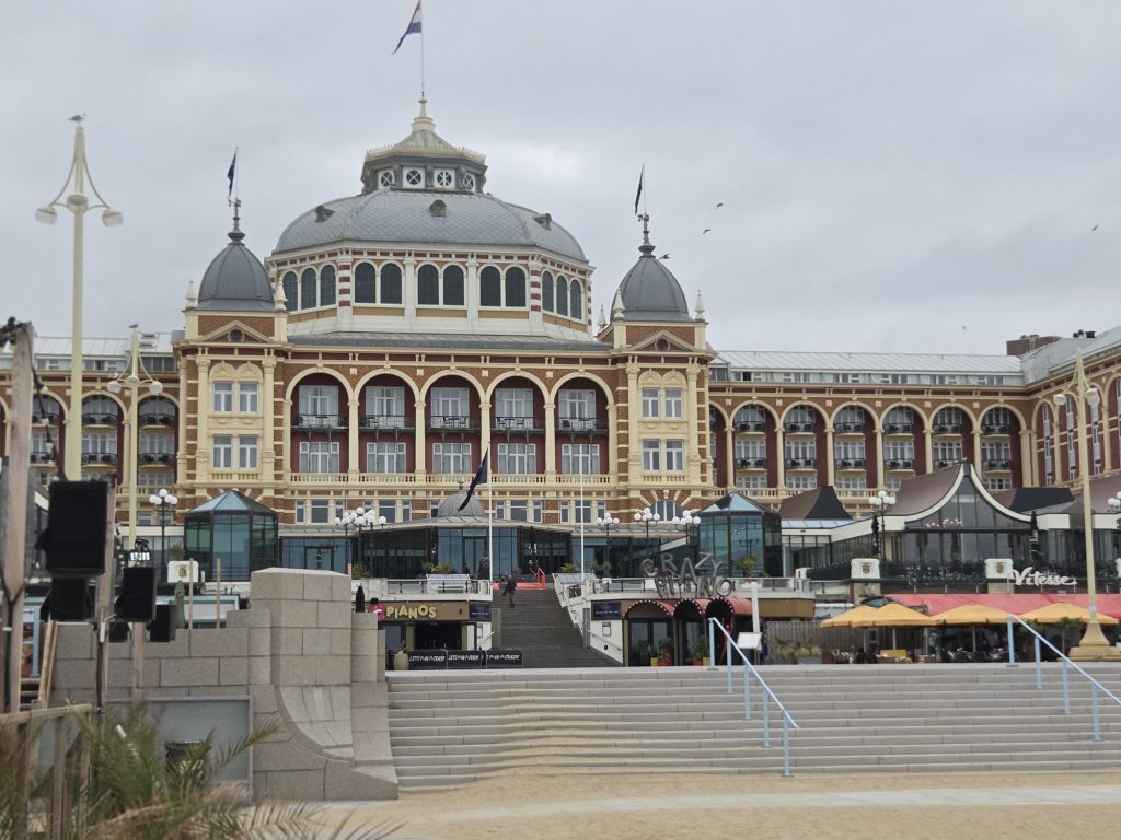 Kurhaus, by: Maurice Guelen